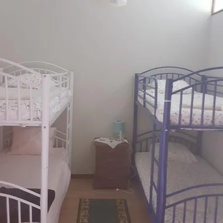 Hostel Bleding Hearts 2 *